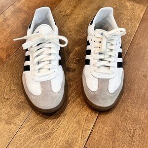 Size 6 Men Adidas White and Black Sneakers with Classic Design size